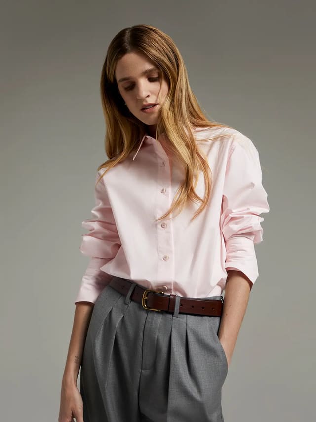 classic fit casual blue pink white paper texture cotton shirt - Model close-up pink