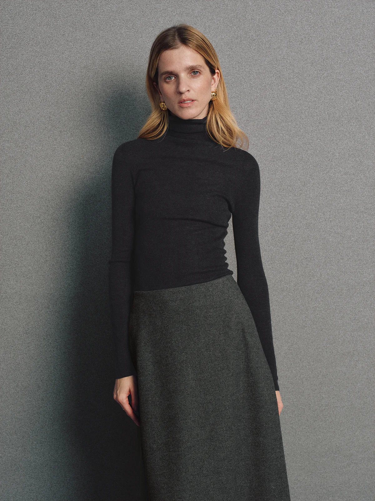 Close-up side profile of model wearing a seamless turtleneck in White.