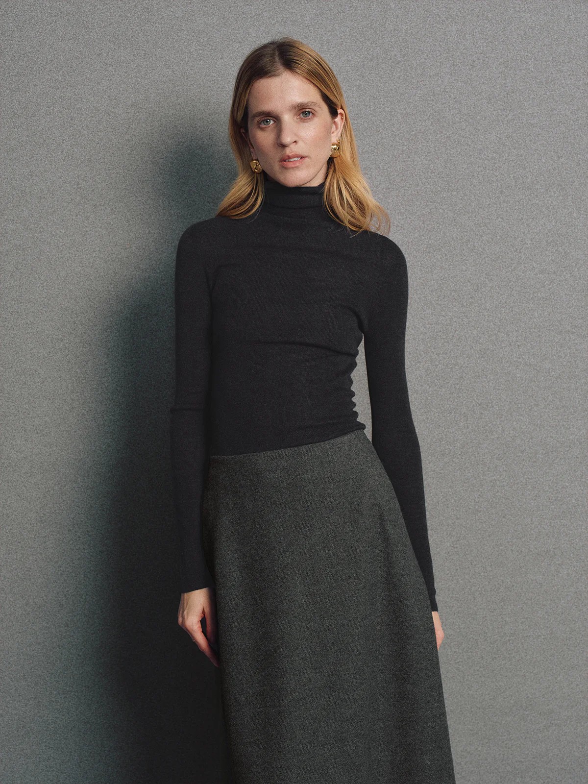 COMF｜Cashmere Triacetate Seamless Turtleneck-Model front view-01