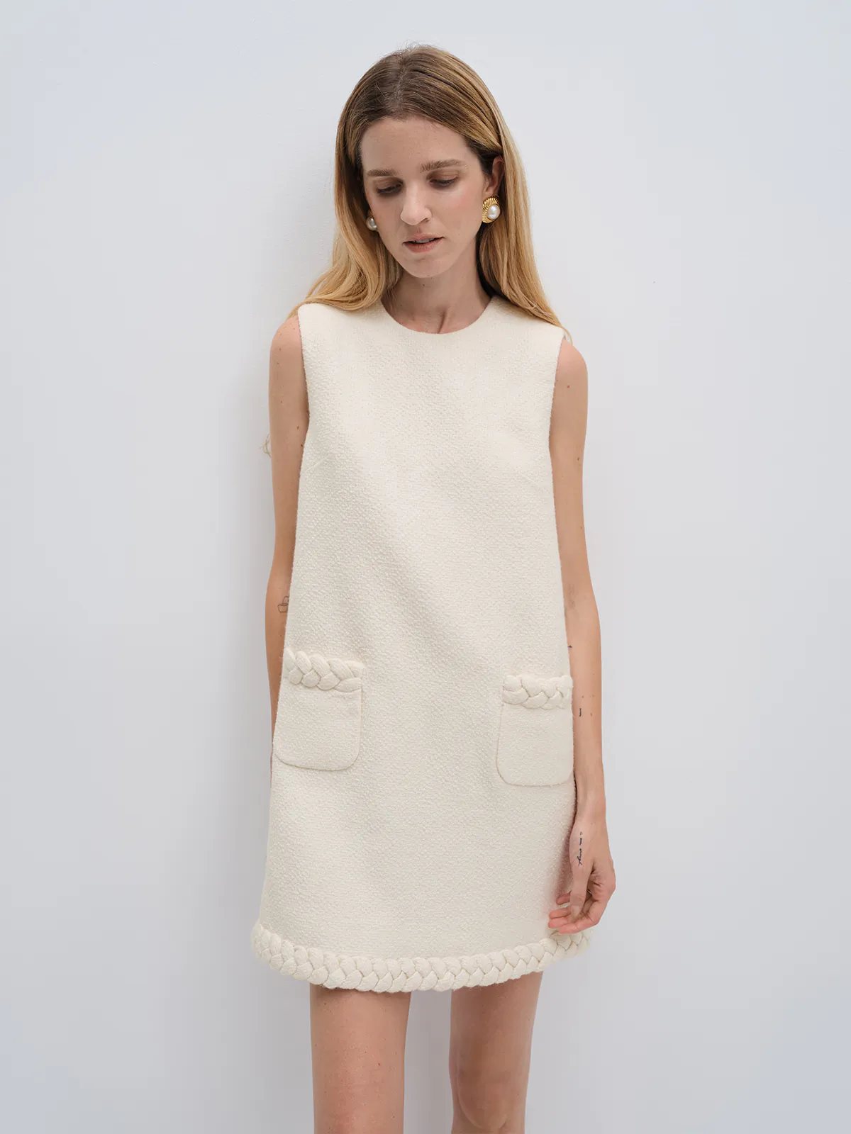 SASHA｜Sleeveless Cable Knit Dress-Model side view-02