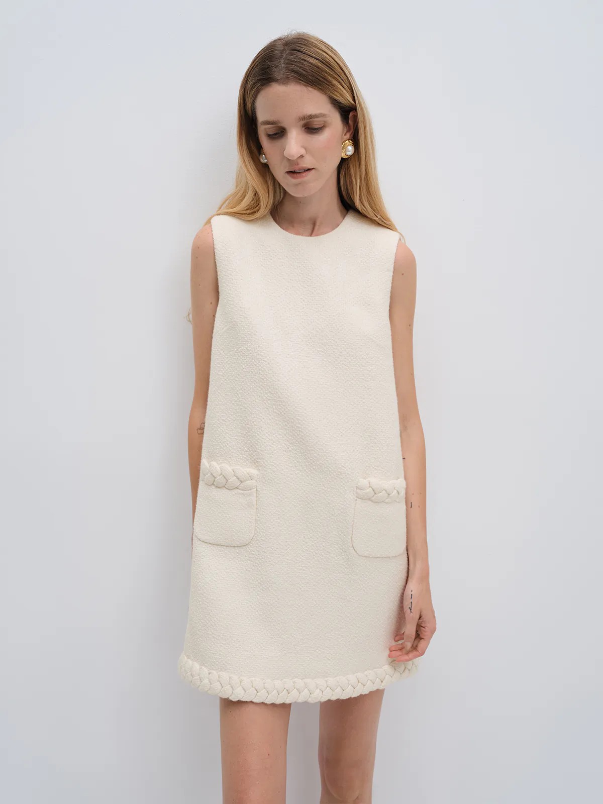 SASHA｜Sleeveless Cable Knit Dress-Model side view-02