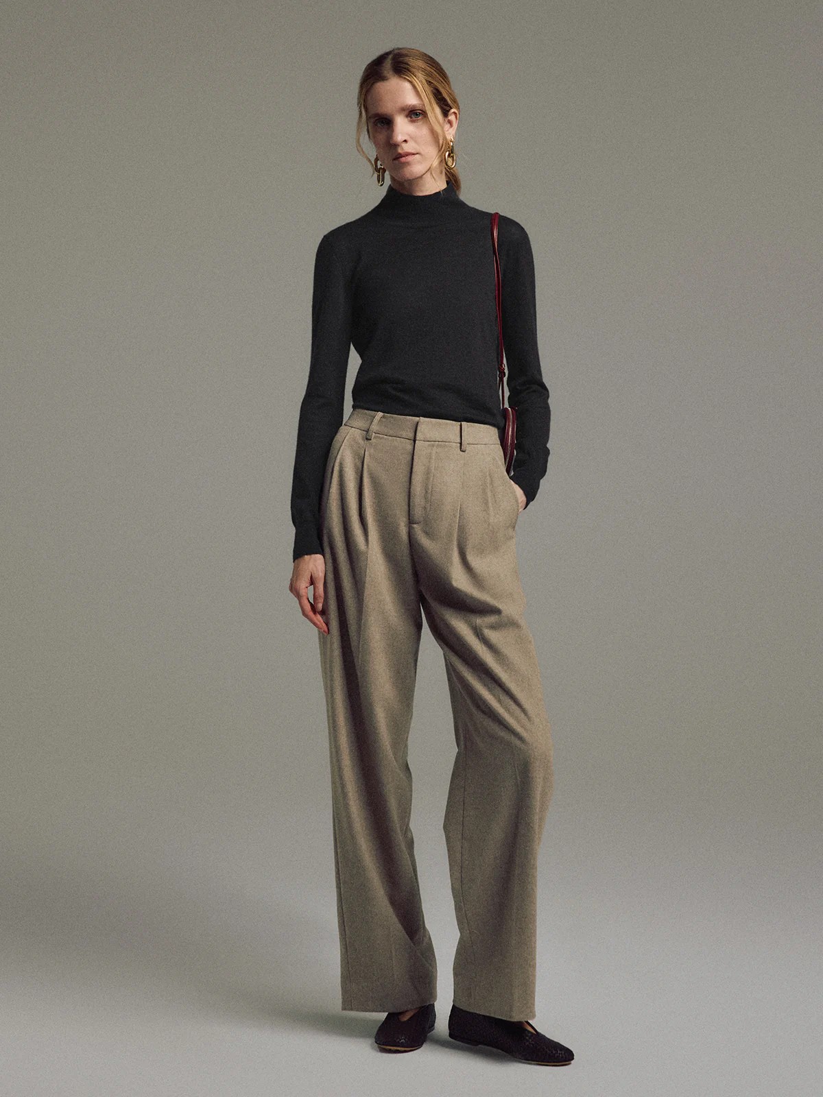 DALE｜Wool Blend Double-Pleat Straight-Leg Trousers-Model side view-01