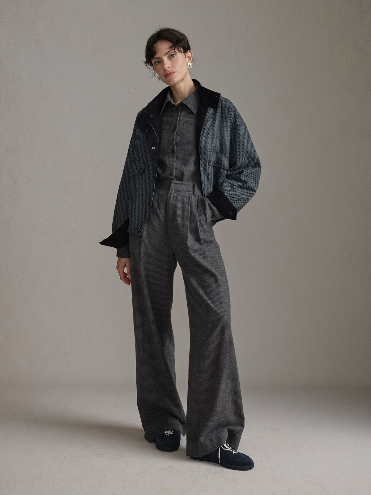 Full-length view of the Navy Andreatang CHARLIE houndstooth side worn open with a dark shirt, wide-leg trousers and dark shoes.