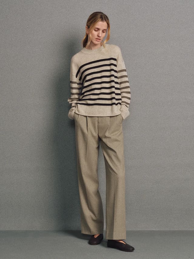 ELVIRA｜Contrast Stripe Cashmere Wool Jumper-Model side view-02