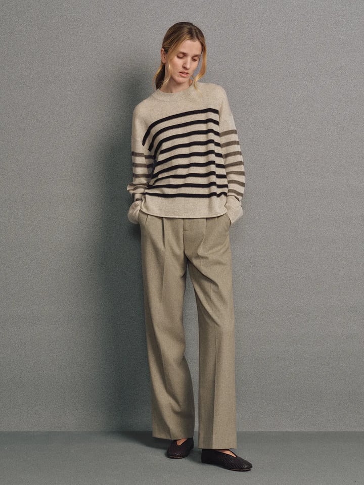 ELVIRA｜Contrast Stripe Cashmere Wool Jumper-Model side view-02