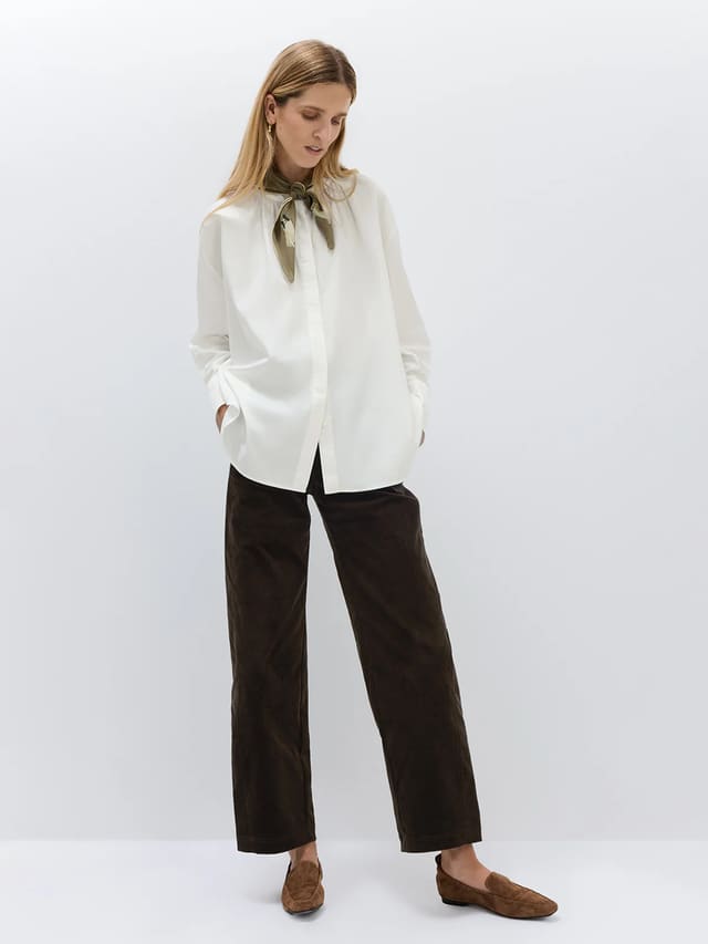 OLIVE｜Hemp Cotton Blend Textured Blouse-Model side view-02