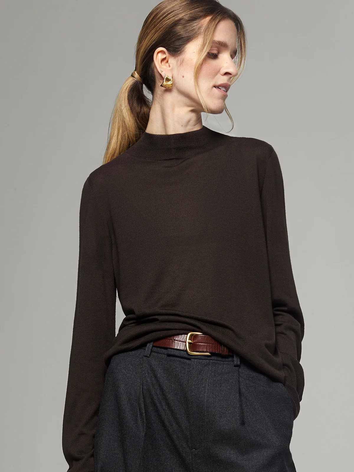 NOVIA｜Silk Lyocell Mock-Neck Top-Model side view-03