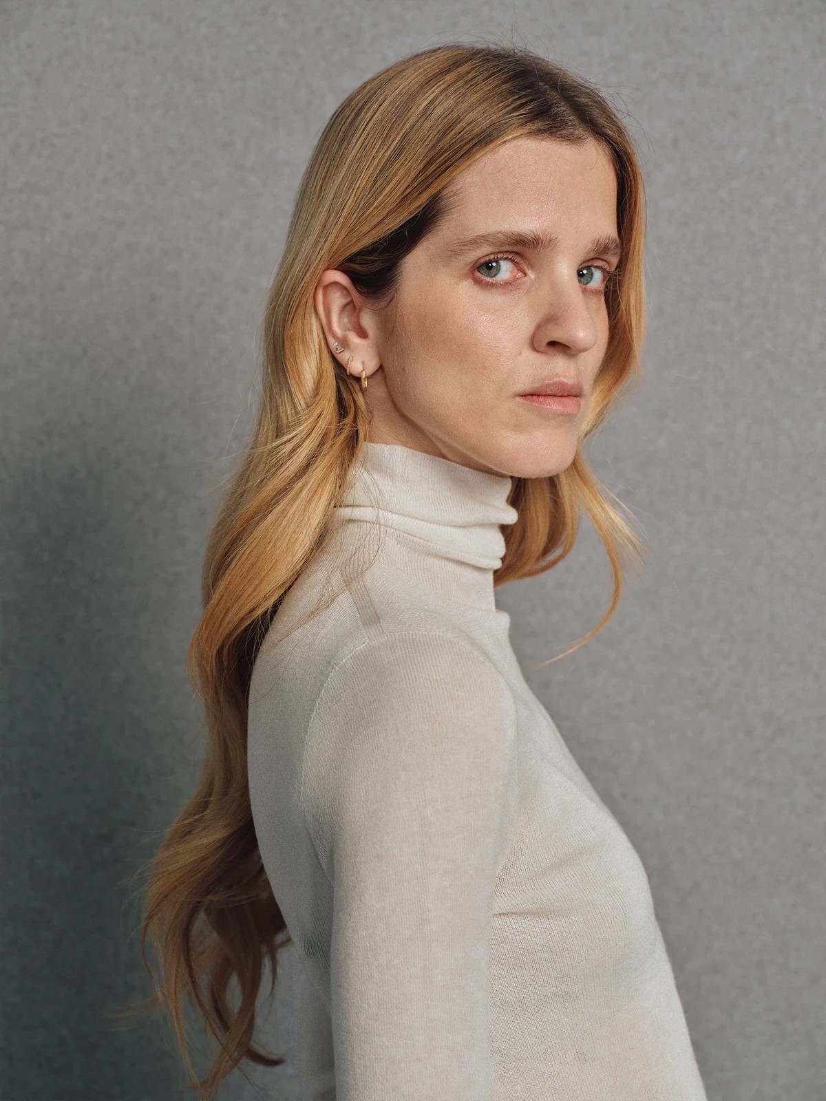 COMF｜Cashmere Triacetate Seamless Turtleneck-Model side view-02