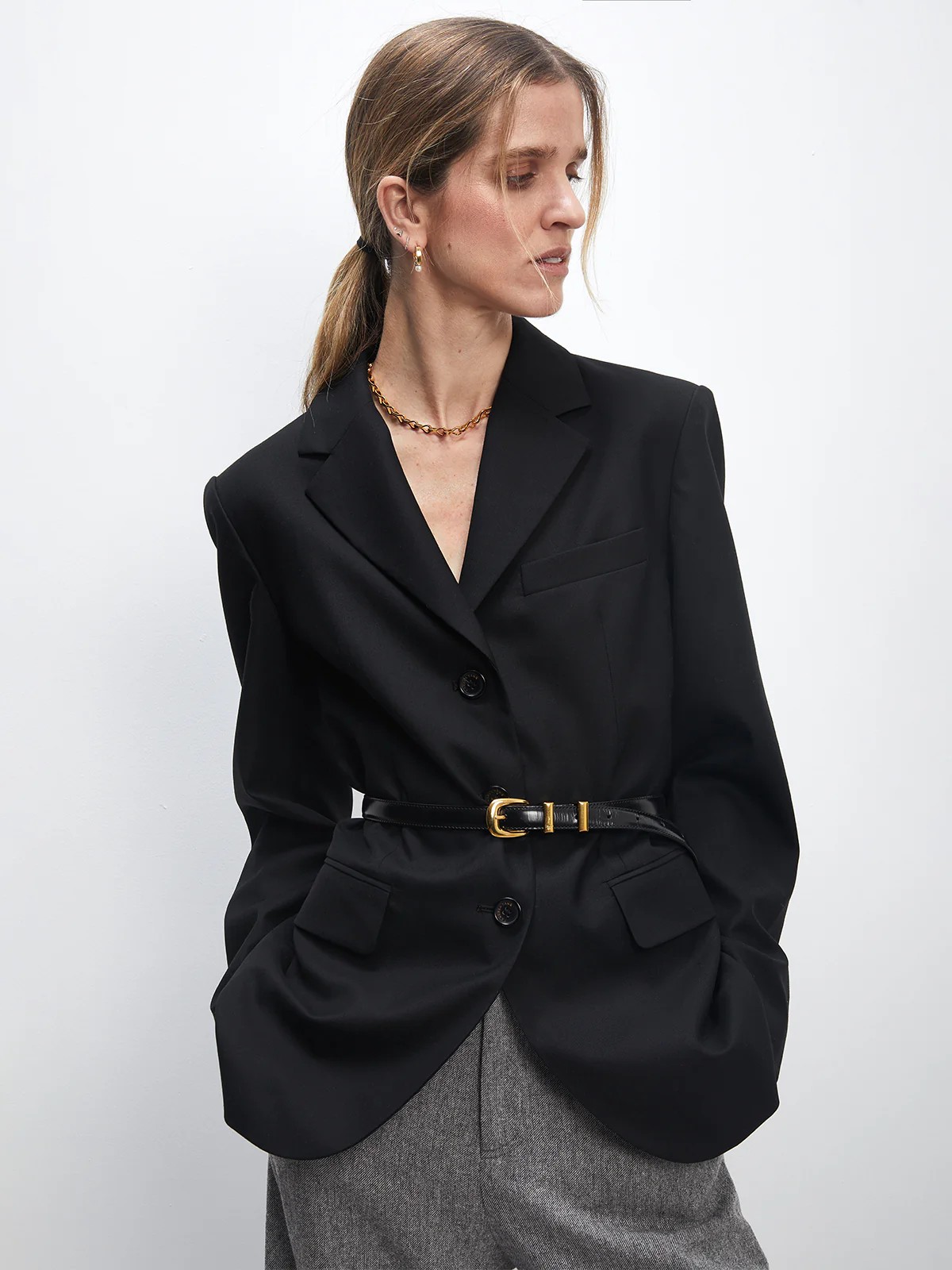 GOLDIE｜Wool Acetate Cuban-Collar Blazer- Model side view-06