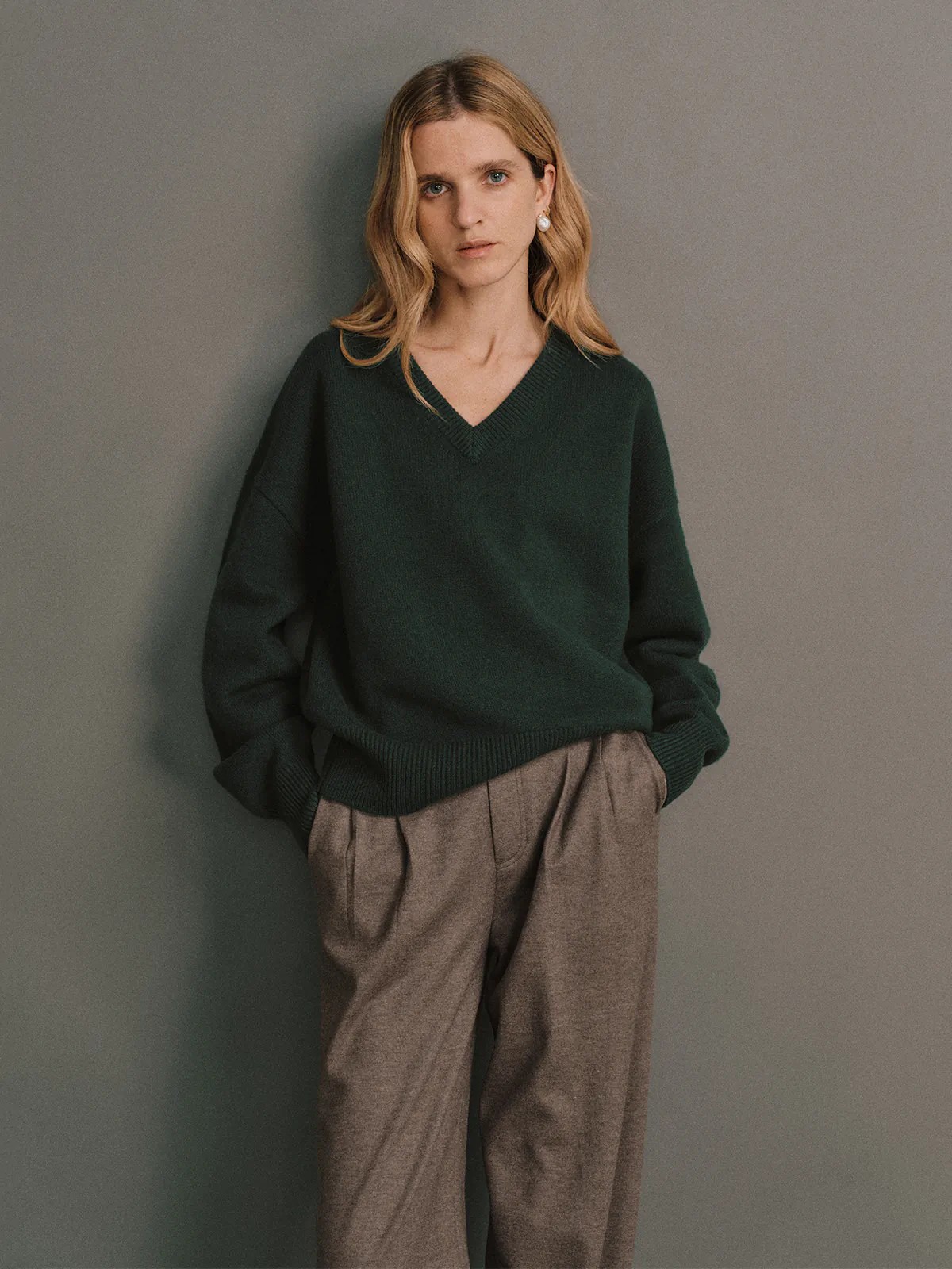 CARRIE｜Merino Wool V-Neck Jumper-Model side view-01