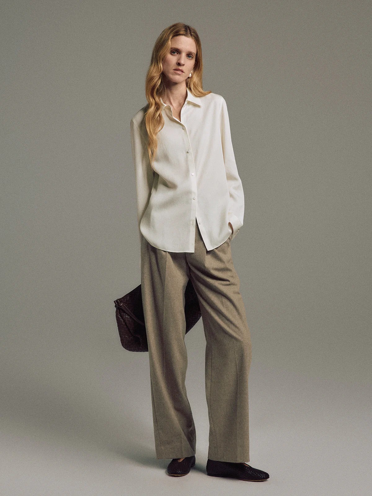 DALE｜Wool Blend Double-Pleat Straight-Leg Trousers-Model side view-03