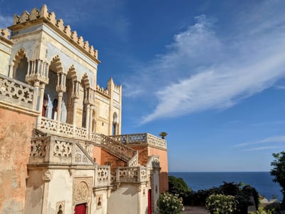 Beautiful historic villa in Santa Cesarea Terme, with unique architectural features and a sea view.