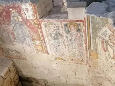 Fresques anciennes dans le Duomo de Matera, illustrant des scènes religieuses et l'histoire artistique de la région.