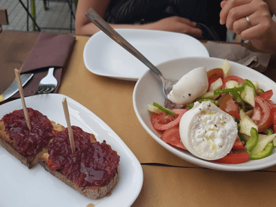 Bruschetta à la confiture et salade fraîche au Sud Kitchen, un délice culinaire en plein cœur de la ville.