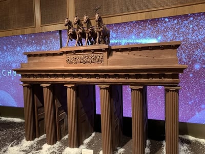 Chocolate model of the Brandenburg Gate with horses, displayed at the Rausch Schokoladenhaus in Berlin.