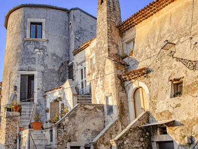 Anciennes maisons en pierre à Rione Civita, révélant l'architecture charmante et l'histoire de ce quartier pittoresque.