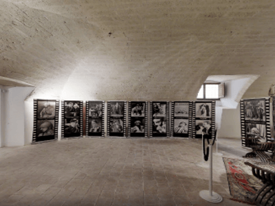 Exhibition of historical photos at the Rodolfo Valentino Museum, highlighting iconic moments from classic cinema.