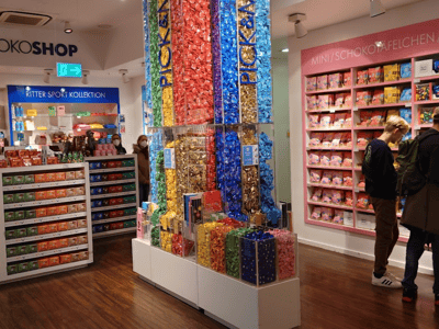 Mur coloré de boîtes de chocolat Ritter Sport à Ritter Sport Chocolate World, offrant une variété alléchante de saveurs.