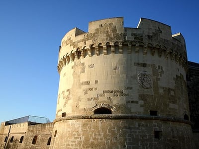 Vue rapprochée de la tour historique du Château d'Acaya, témoignage de l'architecture médiévale en Italie.