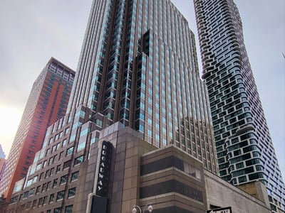 Gratte-ciels modernes sur Broadway, illustrant l'architecture urbaine dynamique de New York.