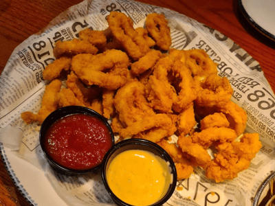 Calmars frits croustillants servis avec sauce barbecue et sauce aigre-douce au Red Lobster, parfaits pour un apéritif.