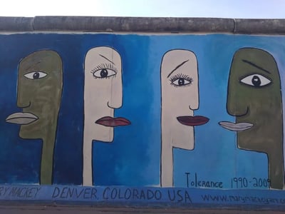 Mur coloré représentant des visages stylisés, symbole de tolérance, au East Side Gallery à Berlin.