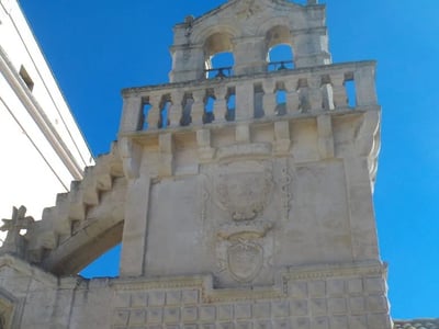 Clocheton historique avec balustrade, illuminé par le ciel bleu, situé près de la Piazza Vittorio Veneto.