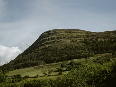 Vue panoramique sur la colline de Benbulbin à Sligo, un symbole emblématique du paysage irlandais.