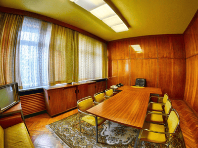 Bureau rétro du musée Stasi, illustrant le style des années 1960 avec mobilier en bois et éclairage naturel.