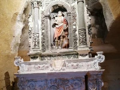 Statue du saint patron dans l'autel baroque de la Chiesa San Petro Barisano, témoignant de l'histoire religieuse de Matera.