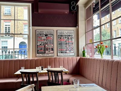 Décor chaleureux et accueillant au Duke of Wellington, avec des tables prêtes pour une expérience culinaire conviviale.