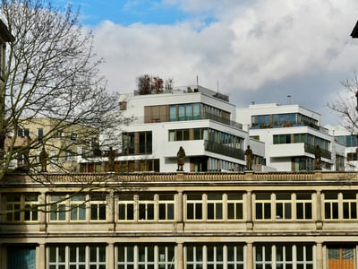 Immeubles modernes surplombant l'architecture classique de Lichtenberg, illustrant le contraste entre tradition et modernité.