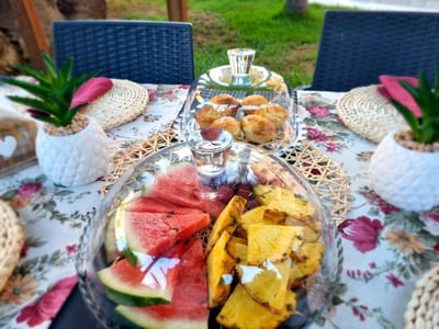 Fresh fruits and pastries served in a welcoming setting at B&B Vacanze Salento, perfect for a summer breakfast.