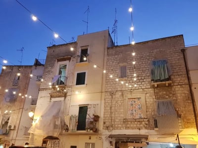 Une ruelle illuminée à Bari, mettant en valeur l'architecture unique et l'atmosphère charmante de la vieille ville.