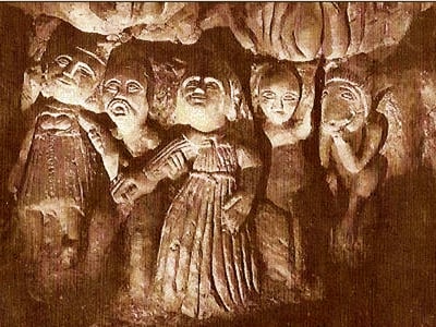 Sculptures anciennes représentant des figures humaines à Dénezé-sous-Doué, illustrant l'art et la culture locales.