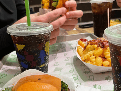 Repas dans le Shake Shack du quartier des théâtres : burger juteux, frites au fromage et boissons gazeuses rafraîchissantes.
