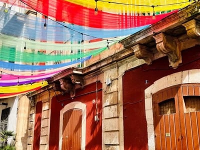 Des rues colorées de Martina Franca, ornées de draps lumineux créant une atmosphère festive et vibrante.
