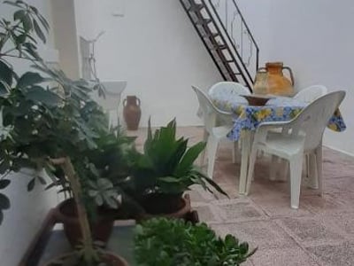 Espaces de vie accueillants et fleuris à Da Zia Betty Casa Vacanza, mettant en avant des plantes et une table conviviale.