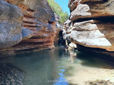 Gorges naturelles de Casbas de Huesca, avec des rochers imposants et une eau claire, parfaites pour l'exploration et la randonnée.