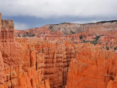 Spectacular views of the distinctive rock formations along the Navajo Loop Trail and the Queens Garden Trail in Bryce Canyon.
