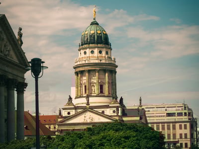 Le dôme emblématique de la Konzerthaus sur la place Gendarmenmarkt, reflétant l'architecture classique berlinoise.