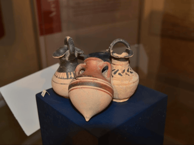 Three antique ceramic jars displayed at the Colosso Museum, illustrating the traditional craftsmanship of the era.