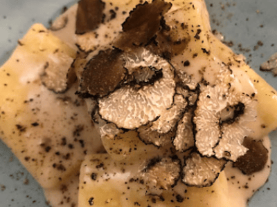 Ravioli filled with black truffle, a succulent dish emblematic of Vino Fritti e Cucina, offering a unique gastronomic experience.