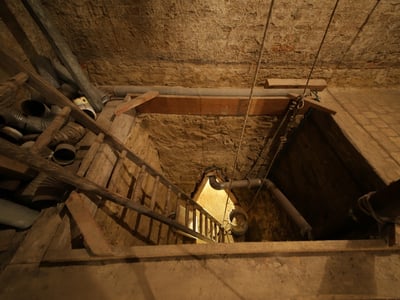 Escalier en bois menant vers les profondeurs mystérieuses des sous-sols de Berliner Unterwelt à Berlin.