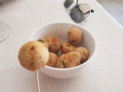 Boulettes croustillantes servies à la Taverna della Torre, parfaites pour accompagner un apéritif ensoleillé.