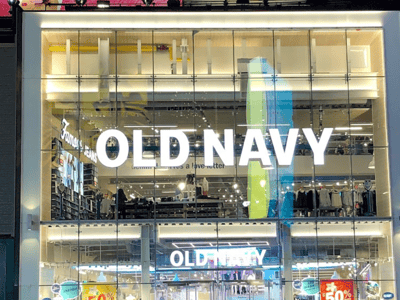Devanture lumineuse de Old Navy à Times Square, mettant en avant des promotions et une ambiance de shopping animée.
