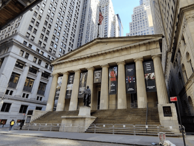 Hall fédéral national avec ses colonnes majestueuses, un monument historique à New York, reflet de l'histoire américaine.