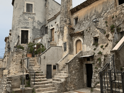 Ruelle pittoresque à Rione Civita, mettant en valeur des bâtiments anciens avec des escaliers et des détails en pierre.