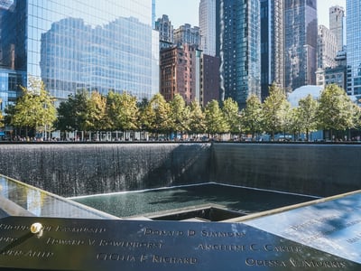 Mémorial de l'11 septembre, représentant la fontaine commémorative au World Trade Center entourée d'arbres.