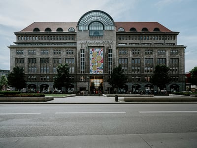 Kaufhaus des Westens à Kurfürstendamm, célèbre grand magasin, avec façade moderne et œuvres d'art colorées.